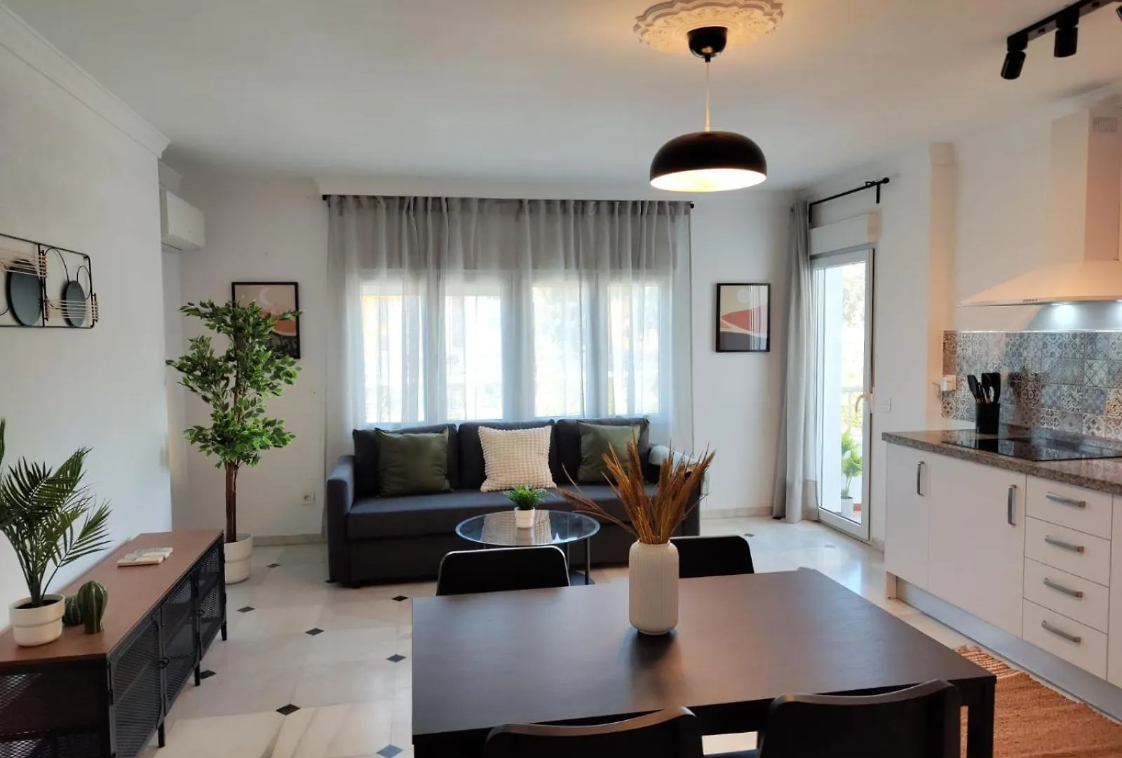 Lägenhet Wintowinrentals Your Home Steps From The Center Málaga